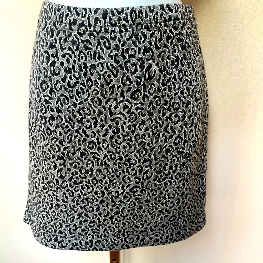 ST. JOHN'S COLLECTIONS  Animal Print Skirt Size 2